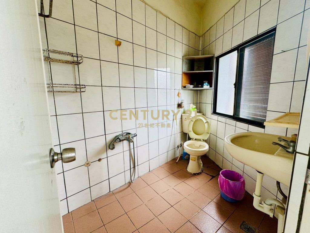 LG032新月旁三角窗店住