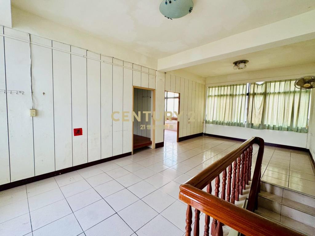 LG032新月旁三角窗店住