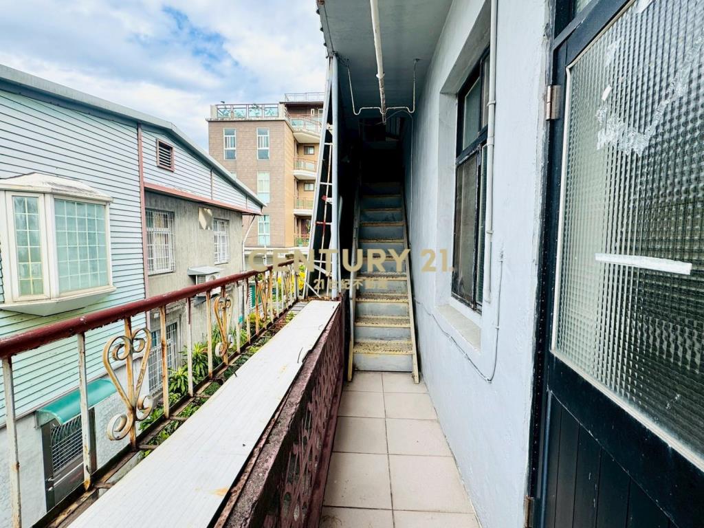 LG032新月旁三角窗店住