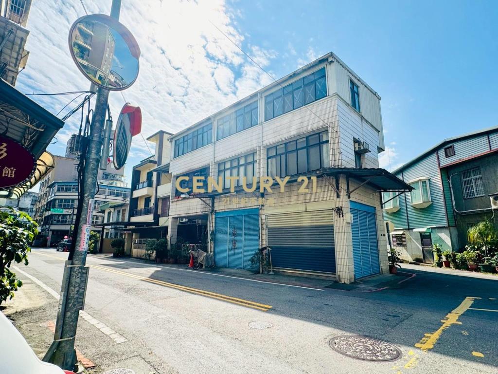 LG032新月旁三角窗店住