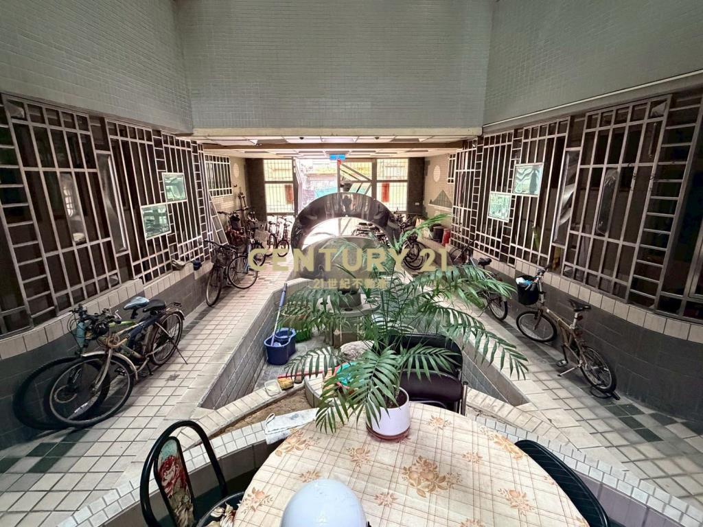 LA156新月旁電梯二房