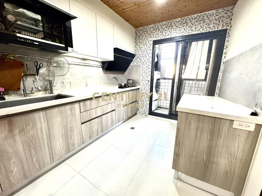 大里軟體園區3大房+車位 急售