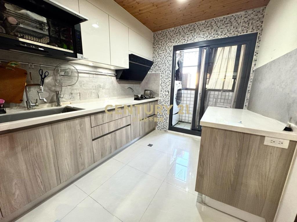 大里軟體園區3大房+車位 急售