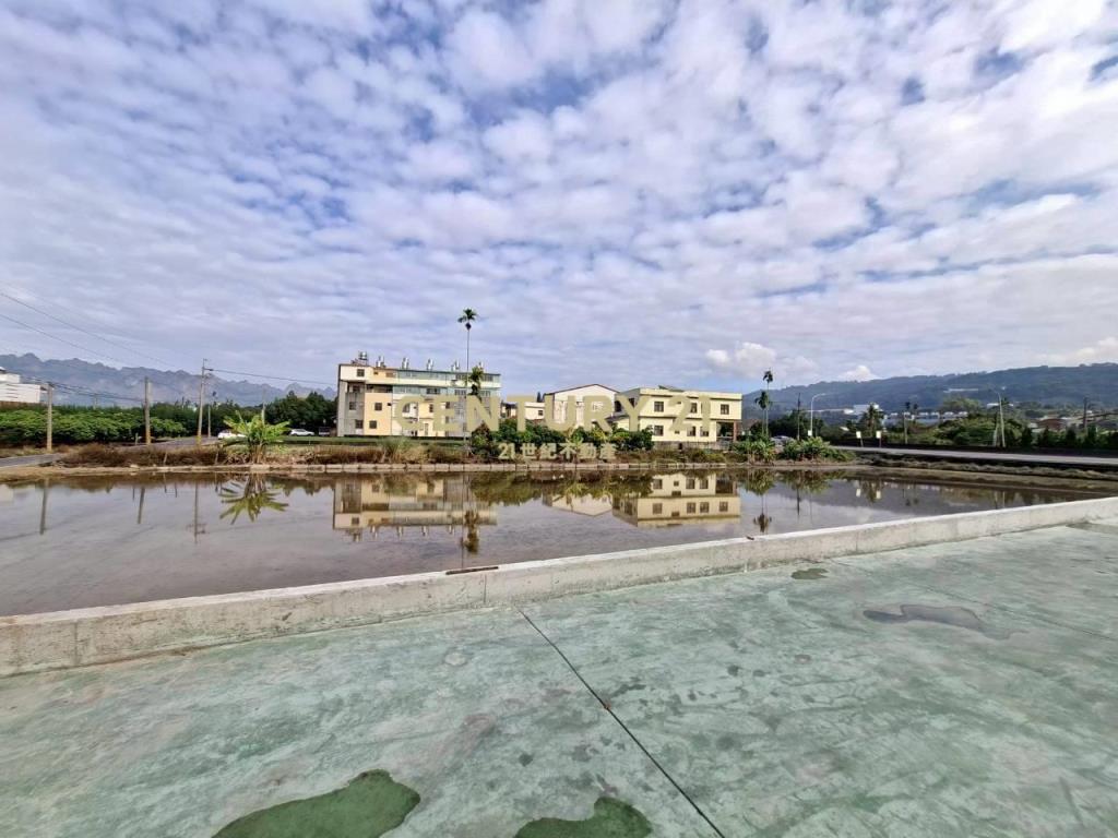 草屯正中正路前後臨路農地