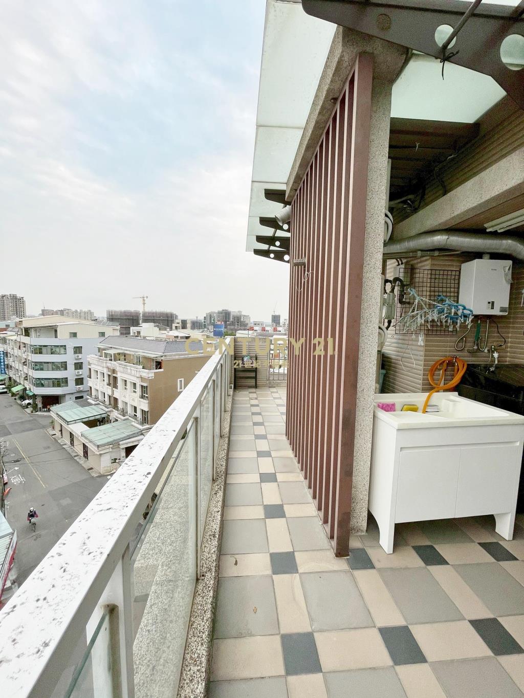 南區高樓層2+1房平車露台戶