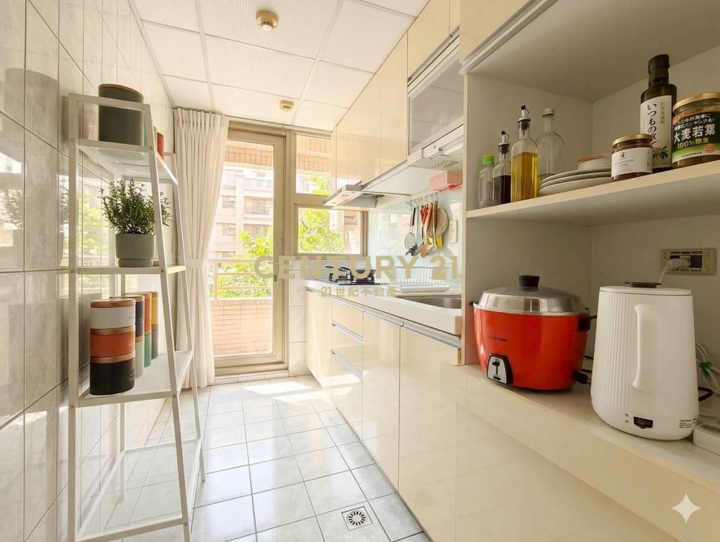 宏全世界廣場2+1房休旅車位