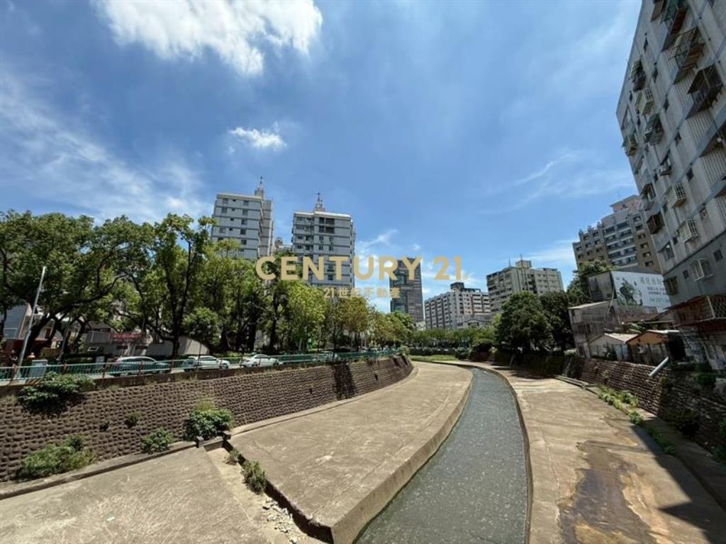 國美館五房頂加公寓