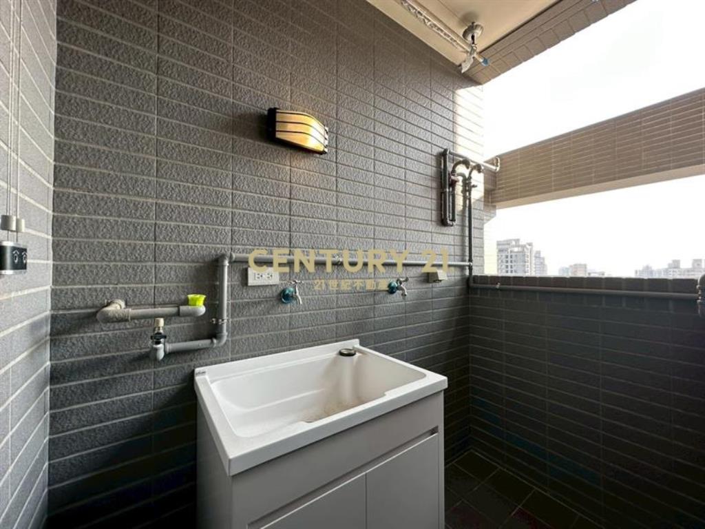 精裝修高樓層兩房平車