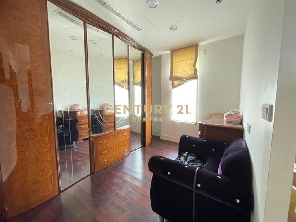 人文住宅區電梯別墅面園道可停三車