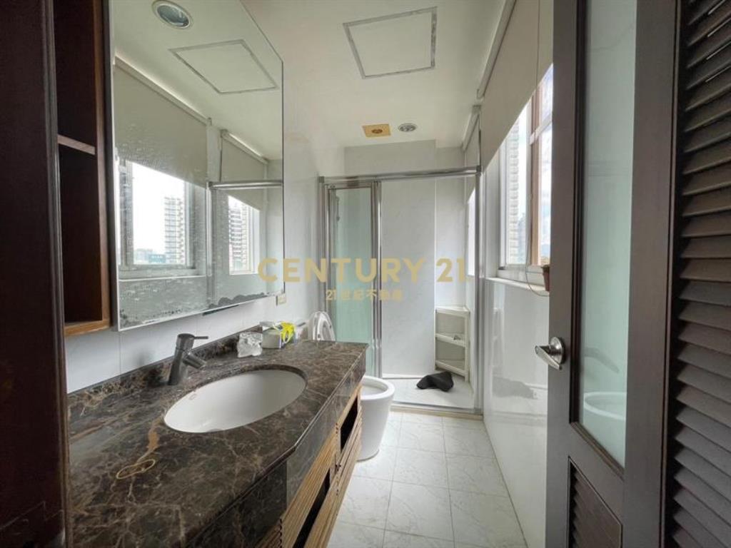 人文住宅區電梯別墅面園道可停三車