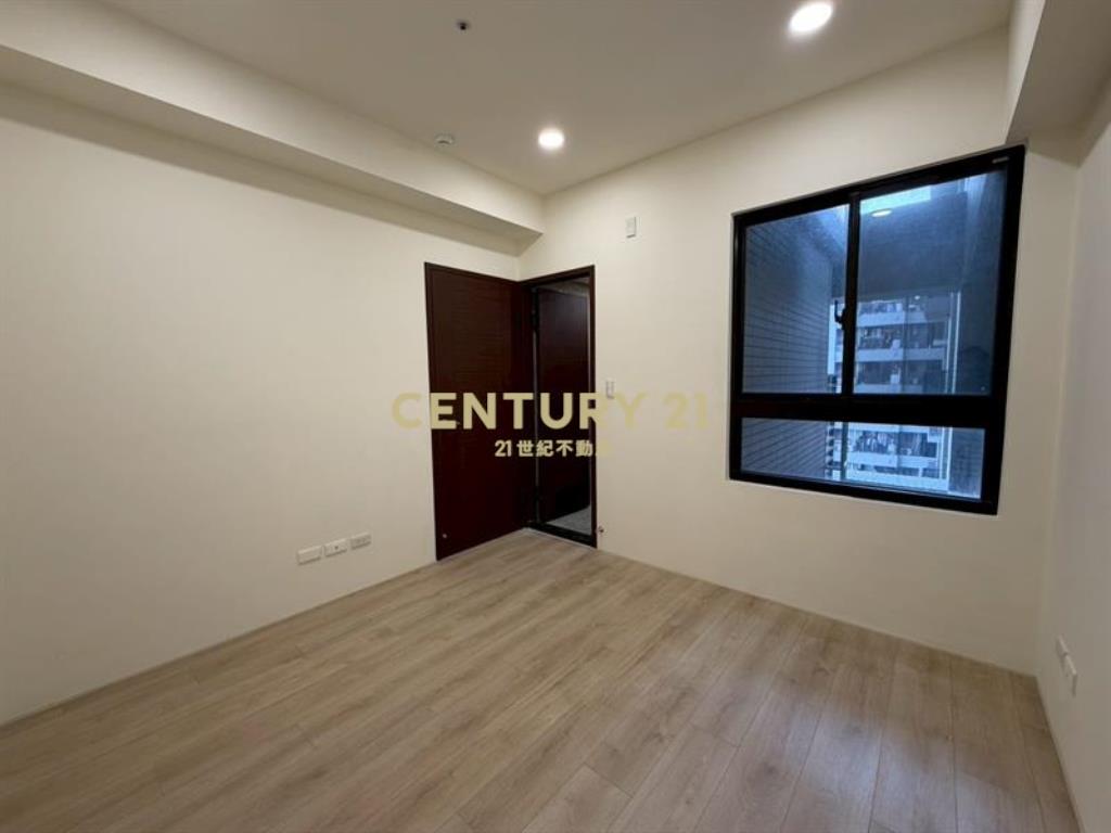 富宇世界花園全新兩房兩衛平車