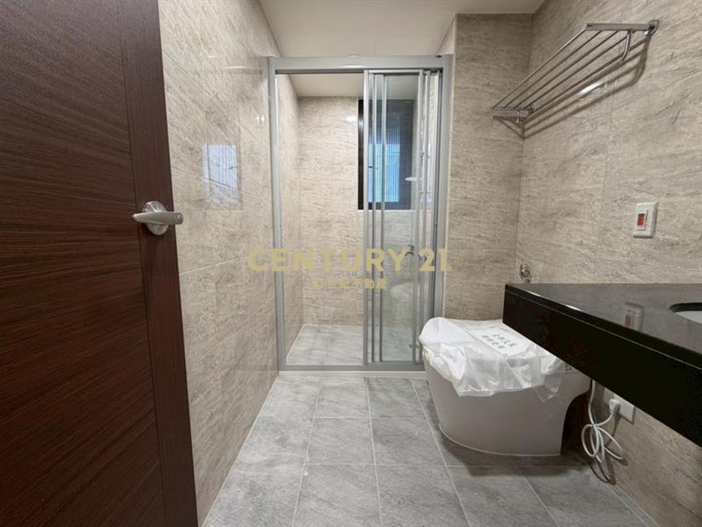 富宇世界花園全新兩房兩衛平車