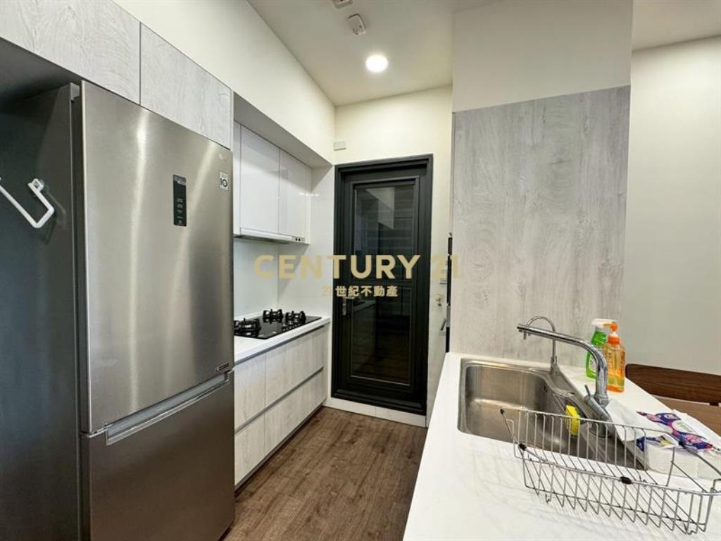 八月小確幸@雙衛浴開窗三房車位