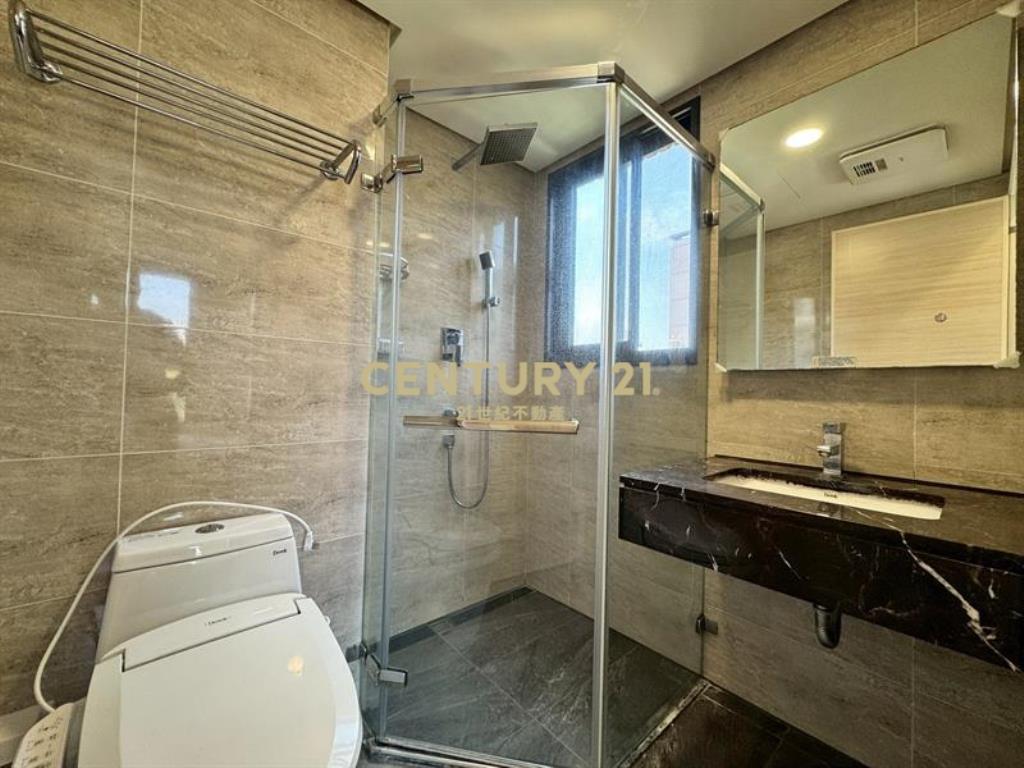 八月小確幸@雙衛浴開窗三房車位