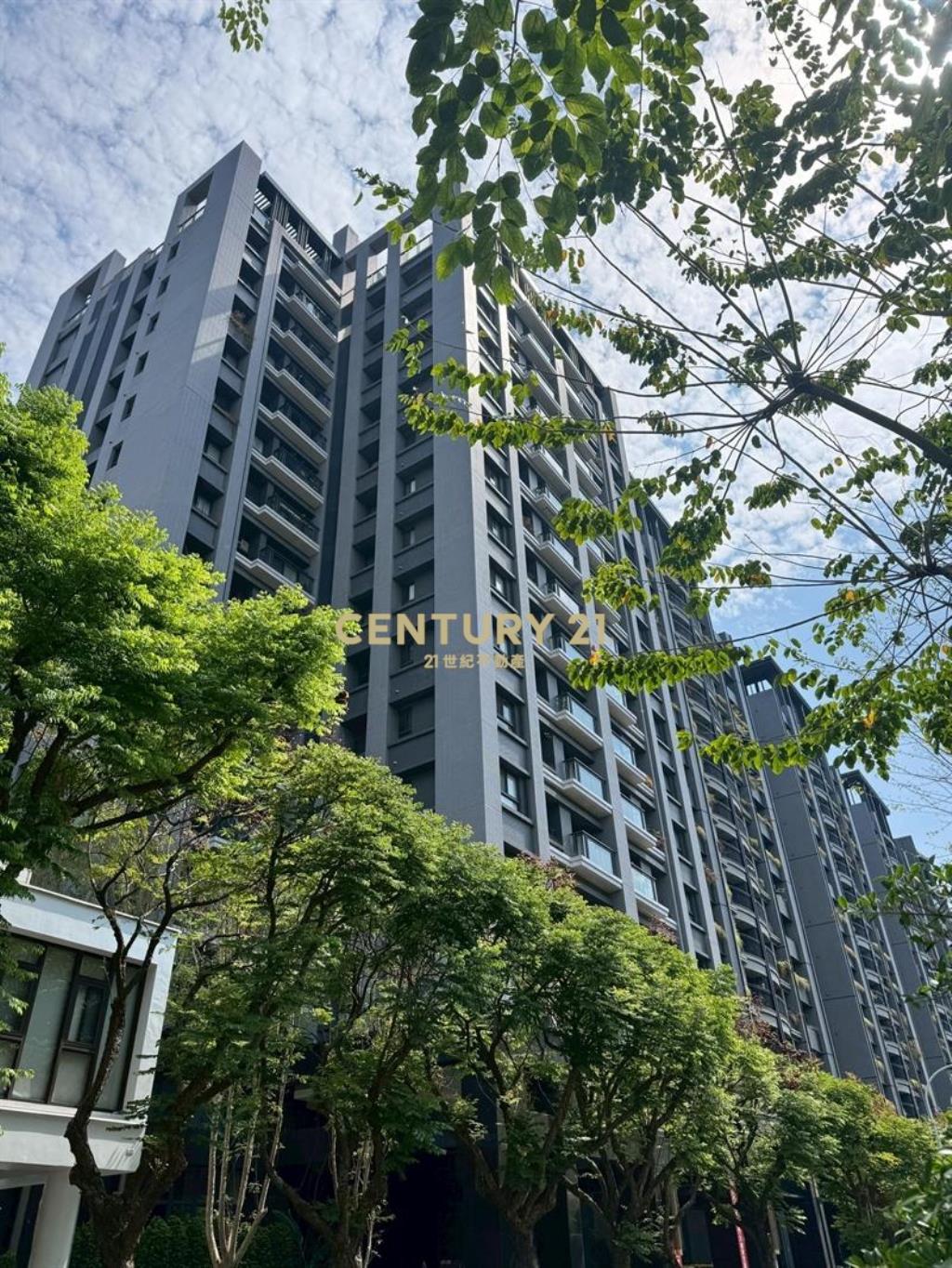 八月小確幸@雙衛浴開窗三房車位