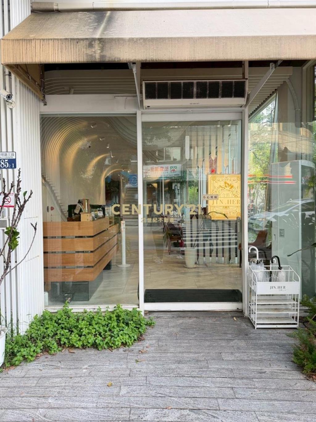 逢甲黎明路大面寬角間黃金店面