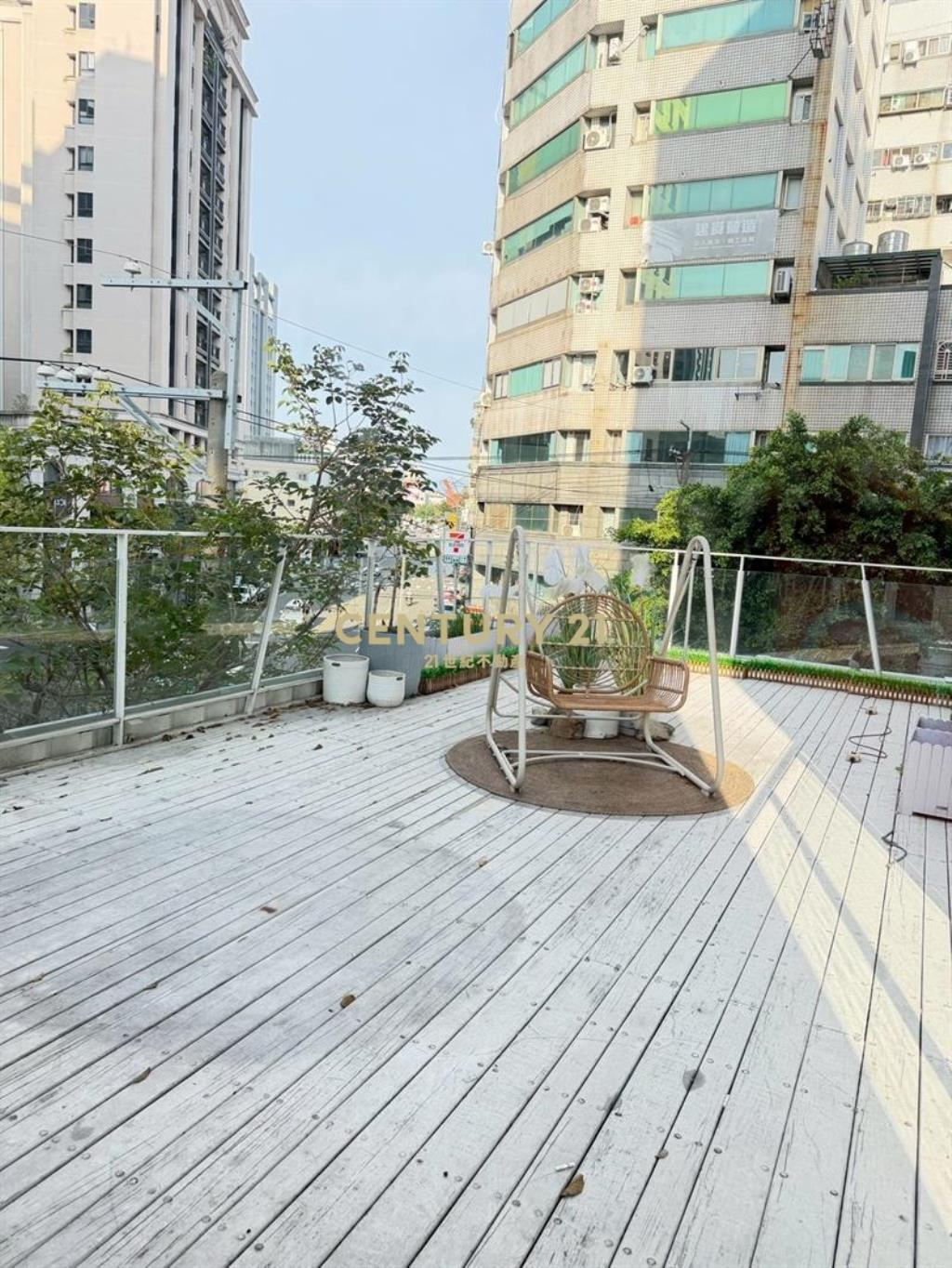 逢甲黎明路大面寬角間黃金店面