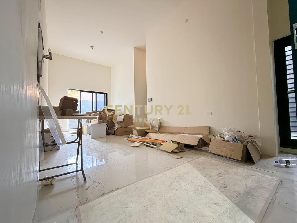 家樂福商圈側院3房平車