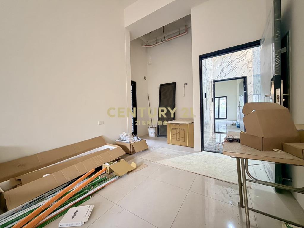 家樂福商圈側院3房平車