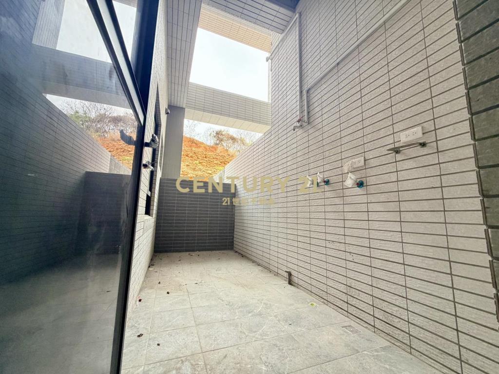 家樂福商圈側院3房平車