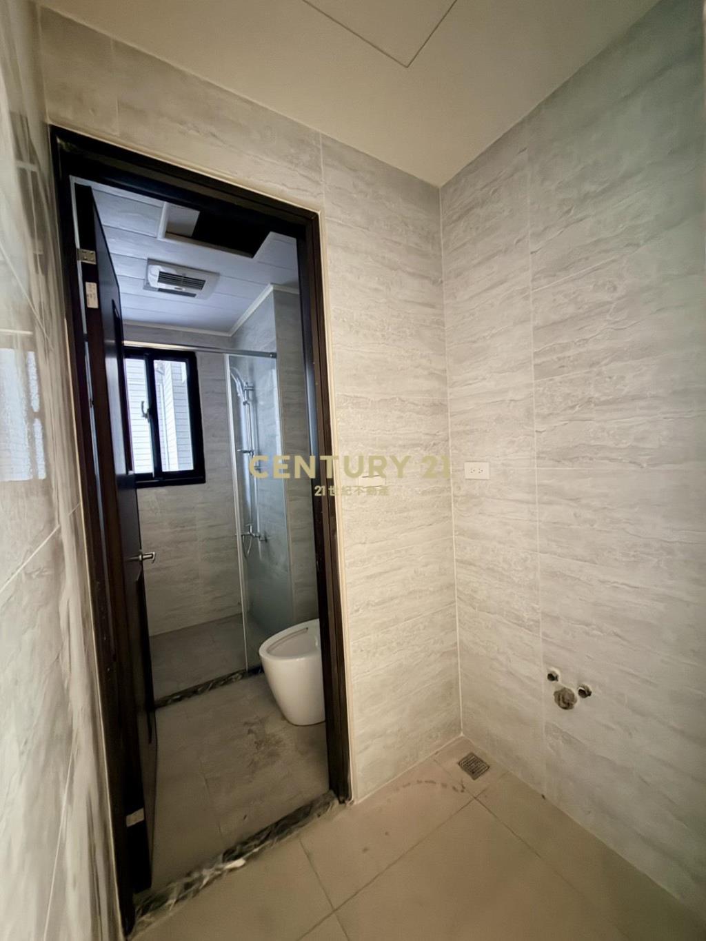 家樂福商圈側院3房平車