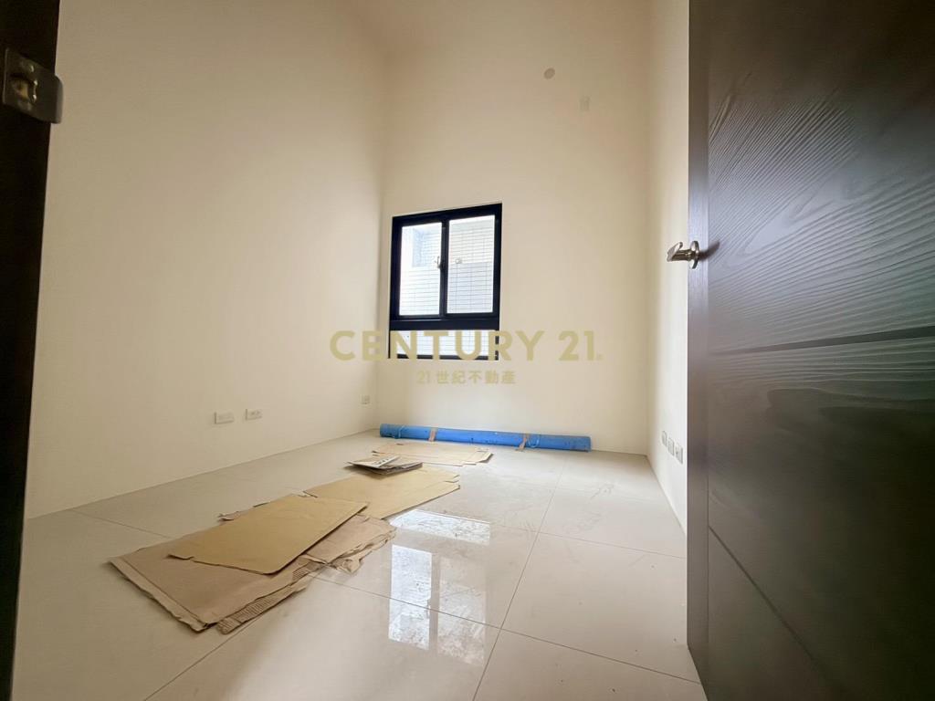 家樂福商圈側院3房平車