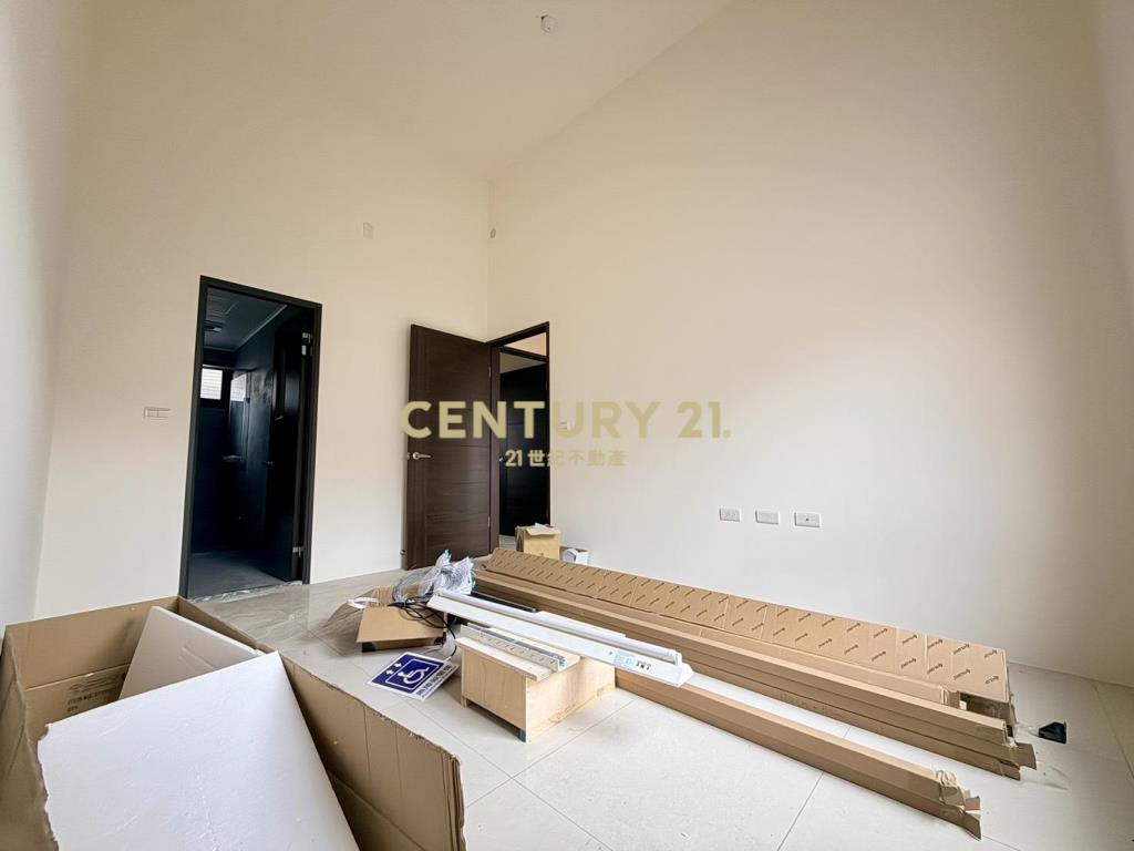 家樂福商圈側院3房平車