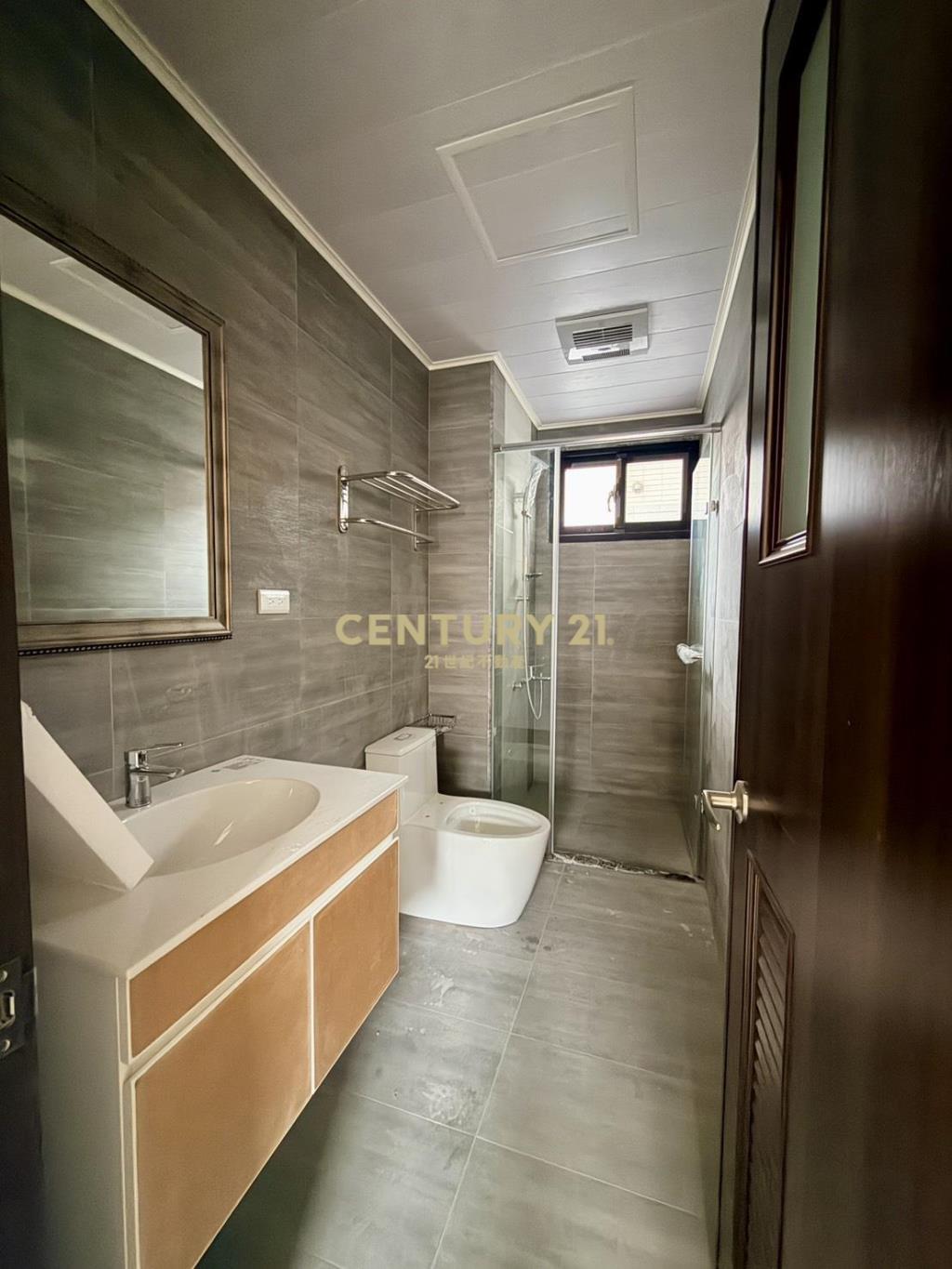 家樂福商圈側院3房平車