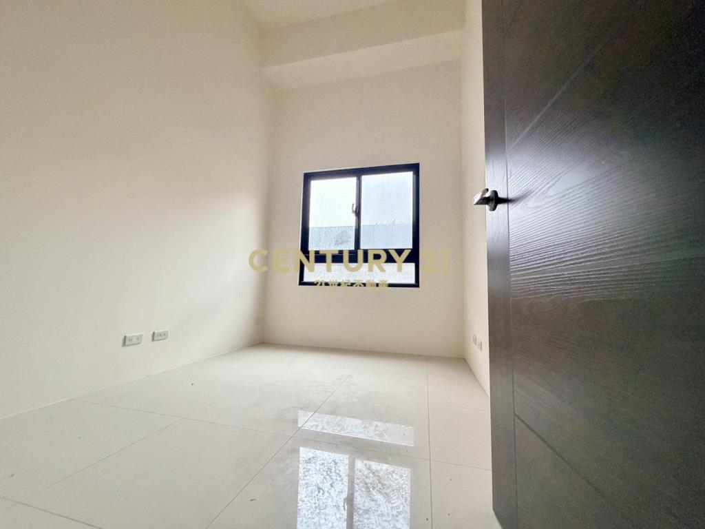 家樂福商圈側院3房平車