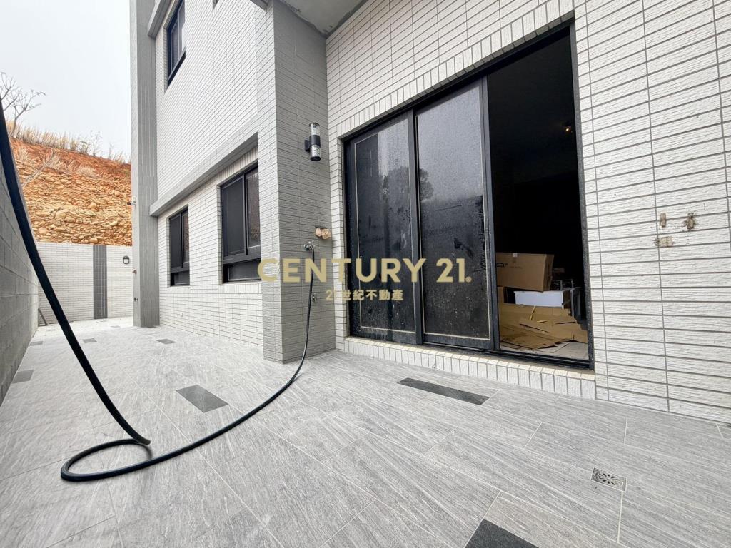 家樂福商圈側院3房平車