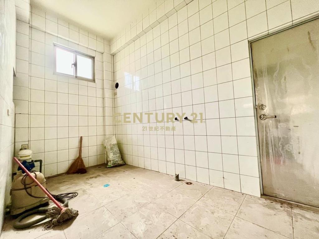 草屯房屋-近交流道邊間典雅透天