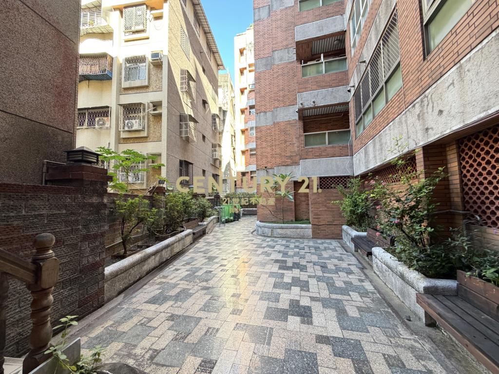 北區賴厝國小旁｜衛道大第｜三房車位美廈