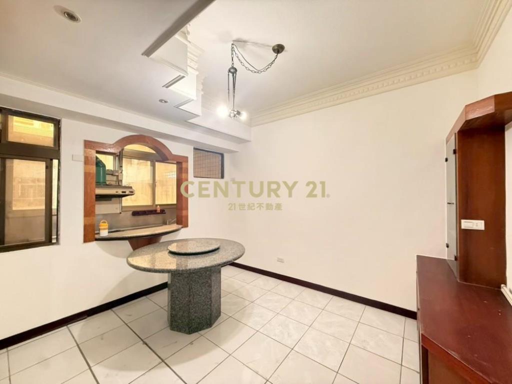 台中房屋-太子世界1-3樓大面寬樓店