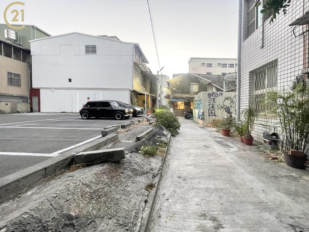 台南新光三越衛民街商四(1)空地