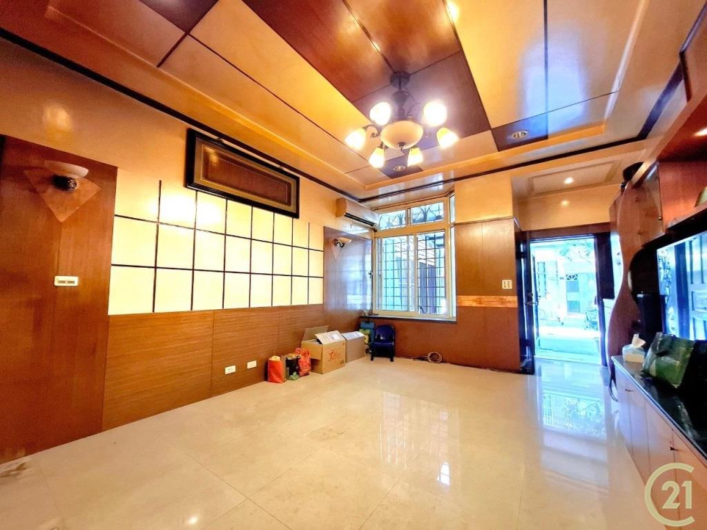 正五期商圈門前車庫美墅