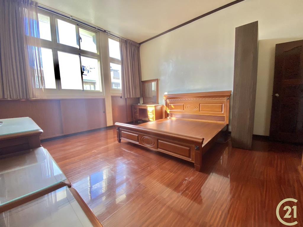 正五期商圈門前車庫美墅