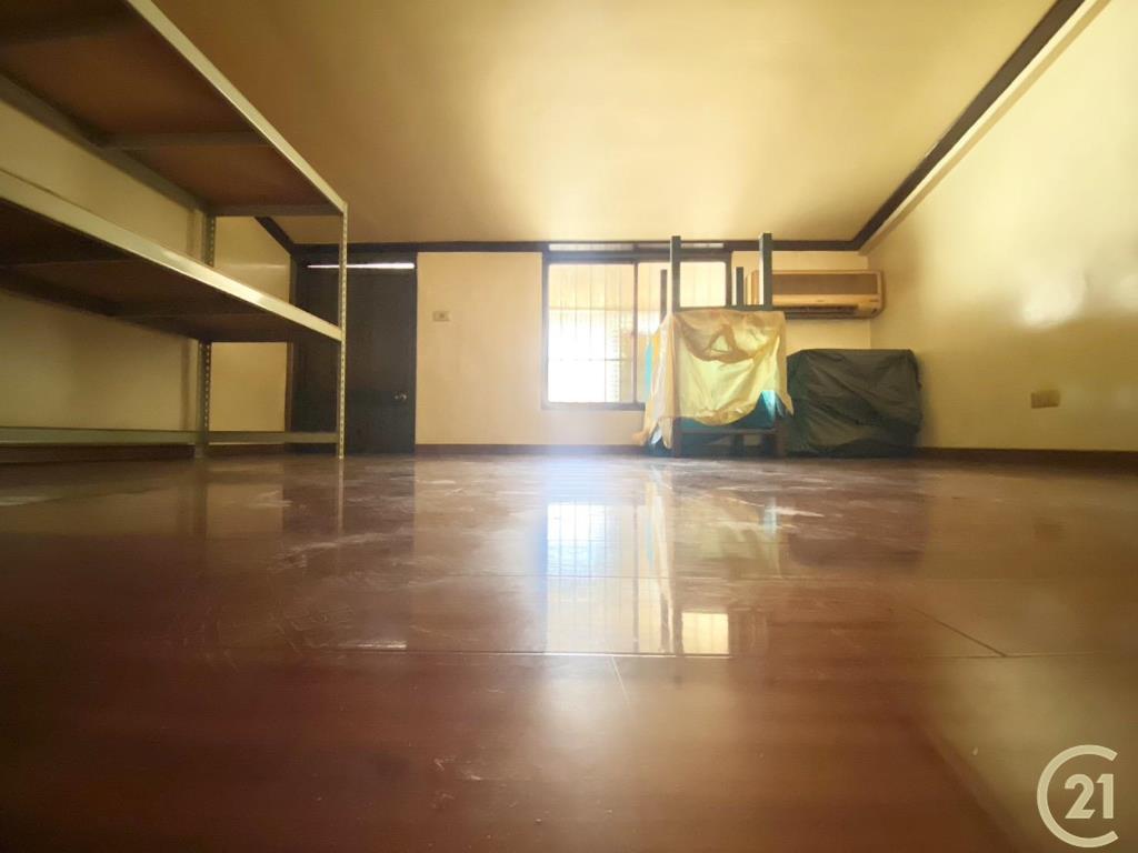 正五期商圈門前車庫美墅