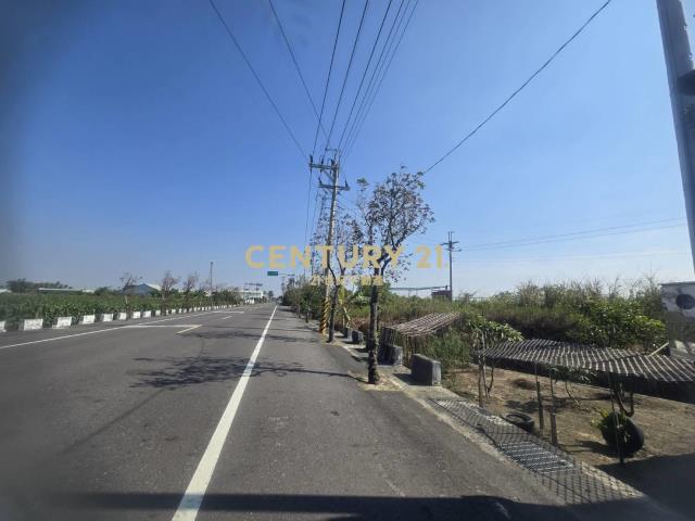 七股大路旁有水電農地