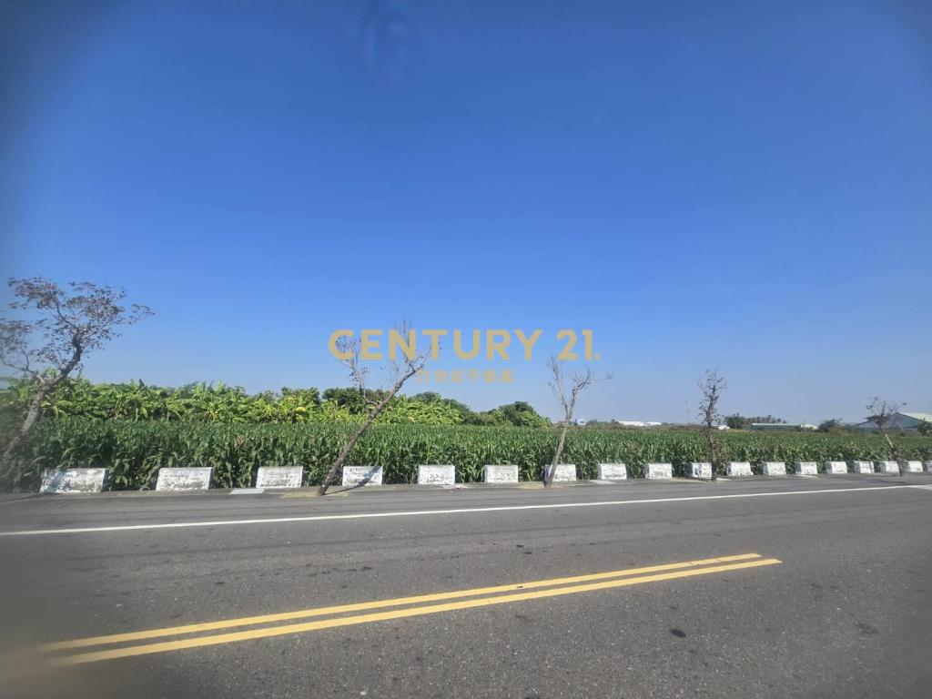 七股大路旁有水電農地