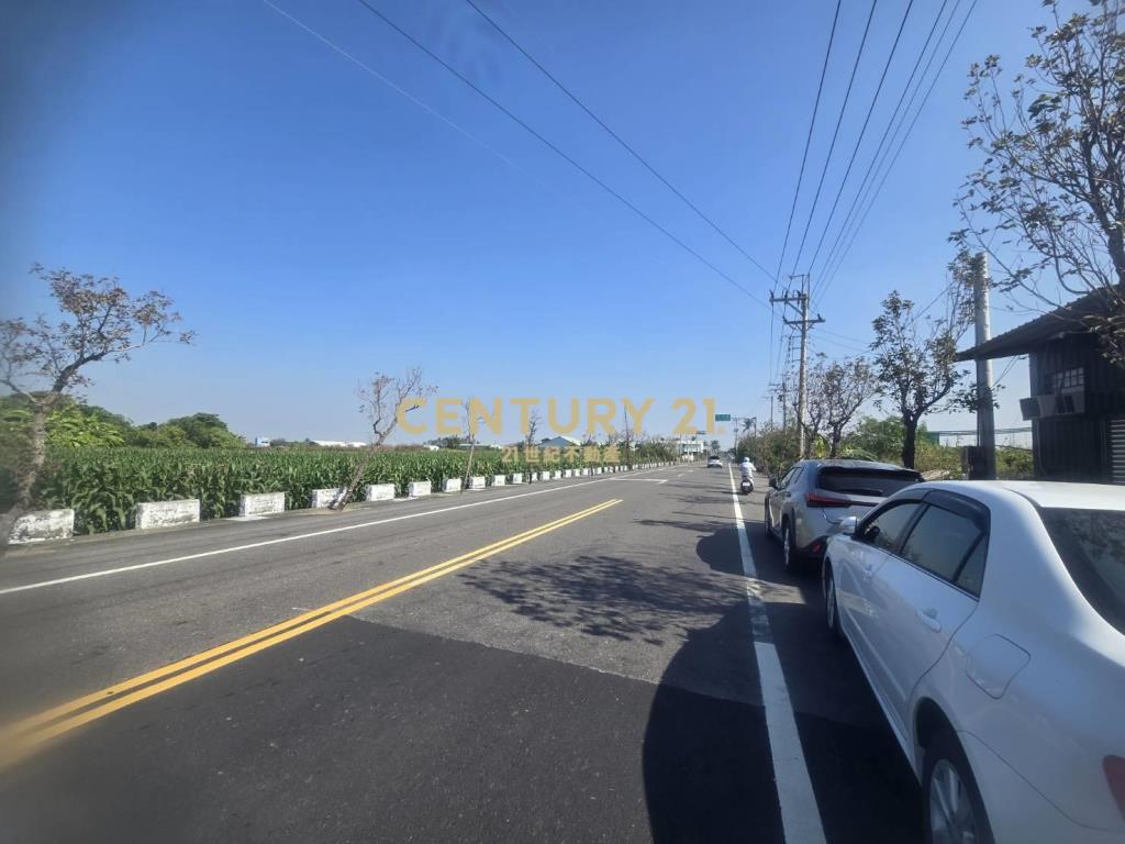 七股大路旁有水電農地