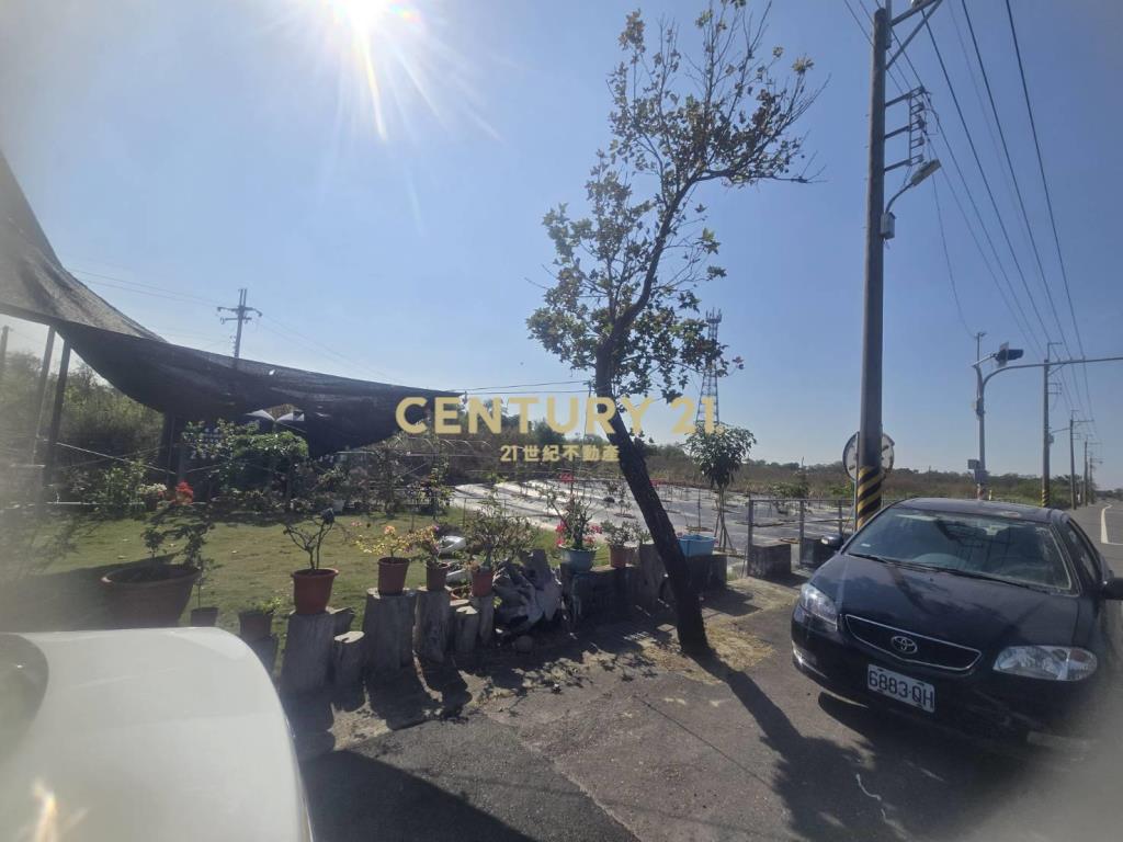 七股大路旁有水電農地