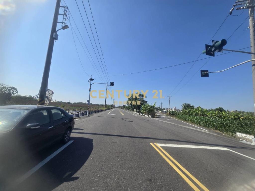 七股大路旁有水電農地