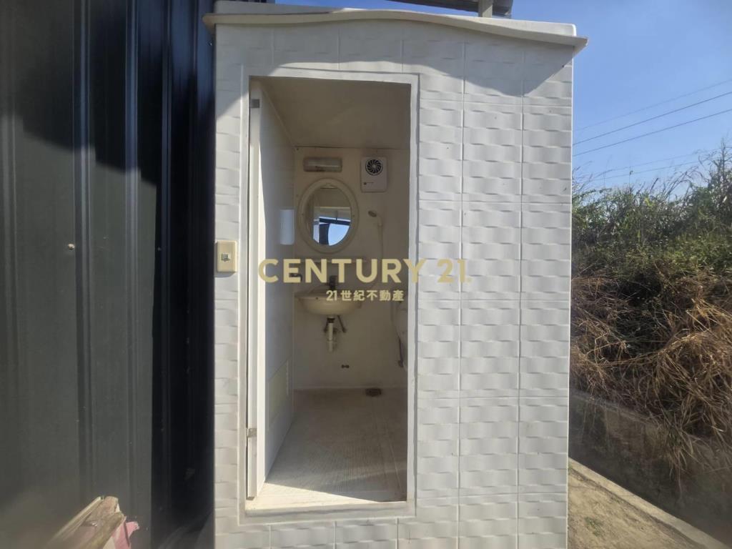 七股大路旁有水電農地