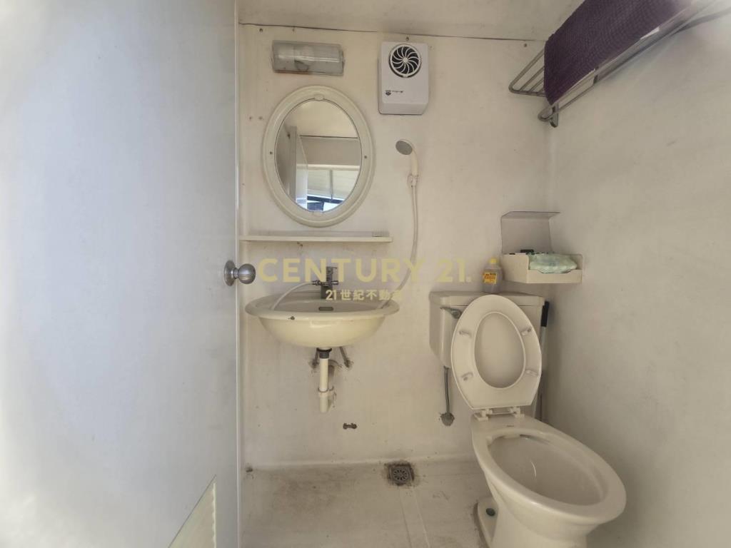 七股大路旁有水電農地