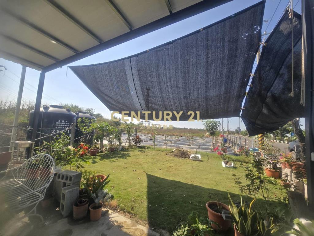 七股大路旁有水電農地