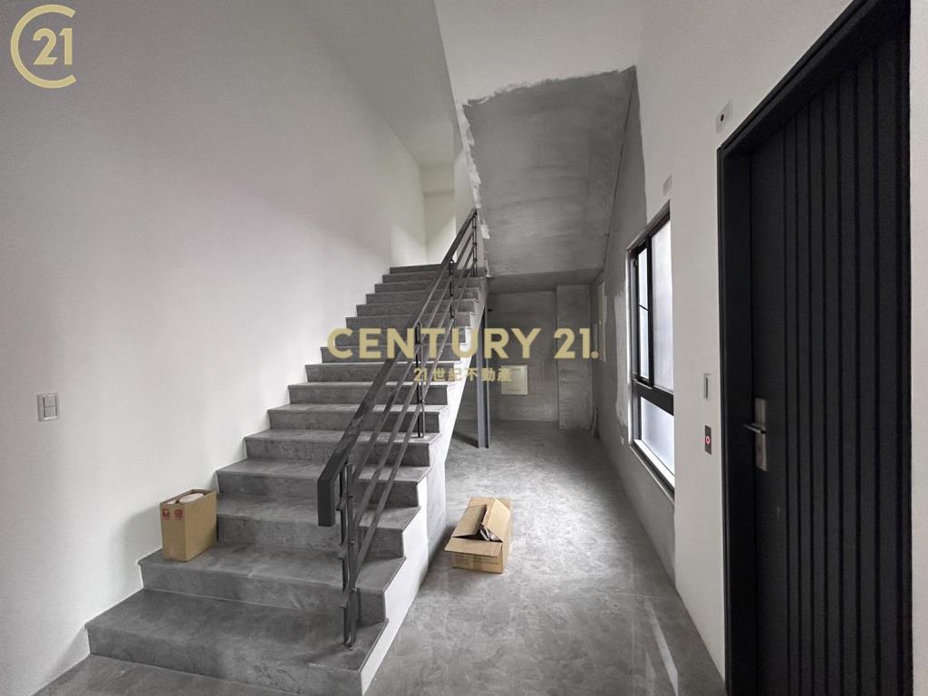 高雄華夏路✿賺錢金店面出租