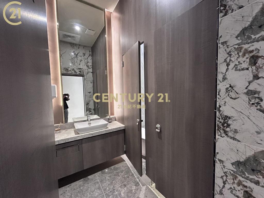 高雄華夏路✿賺錢金店面出租