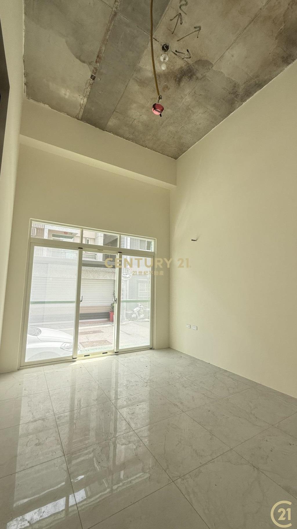 挑高4米全新3房有車位