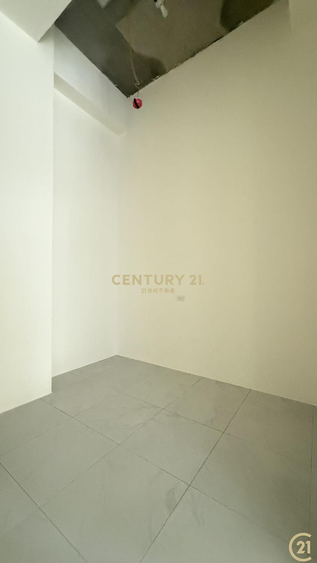 挑高4米全新3房有車位