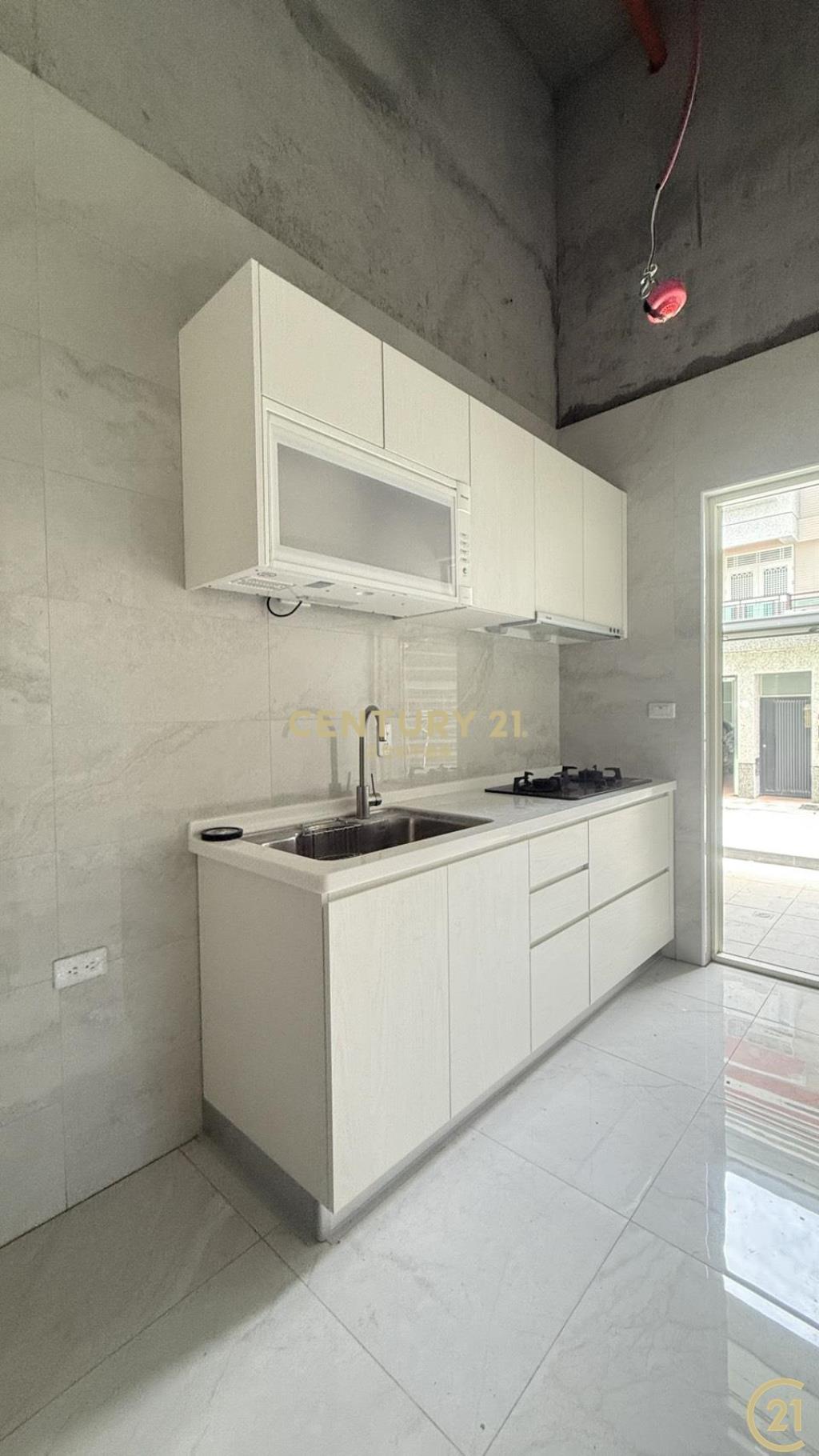 挑高4米全新3房有車位